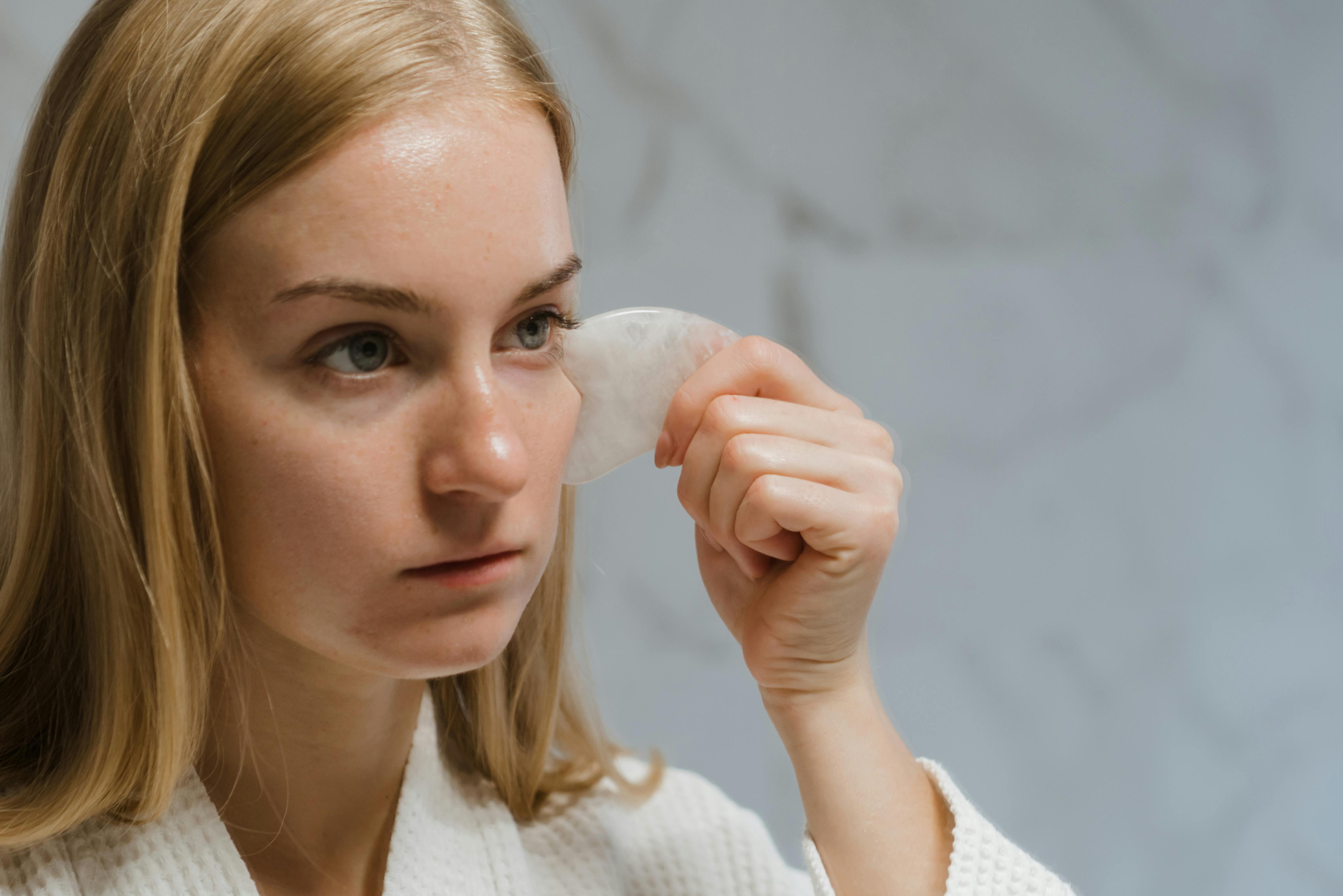 Guia para definir o contorno facial com skincare
